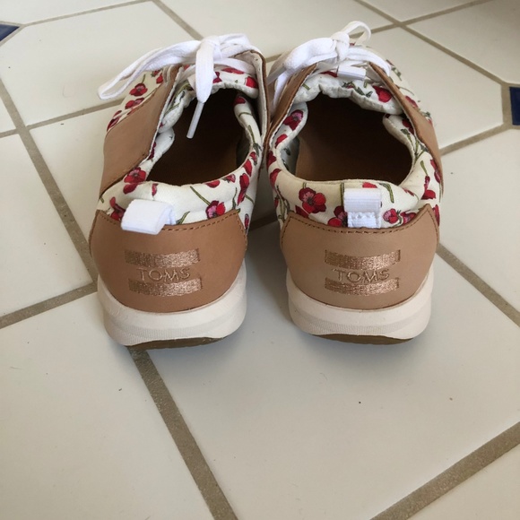 ‼️SOLD‼️ NWOT Toms Floral & Leather Lace-Up Sneakers - Picture 3 of 4
